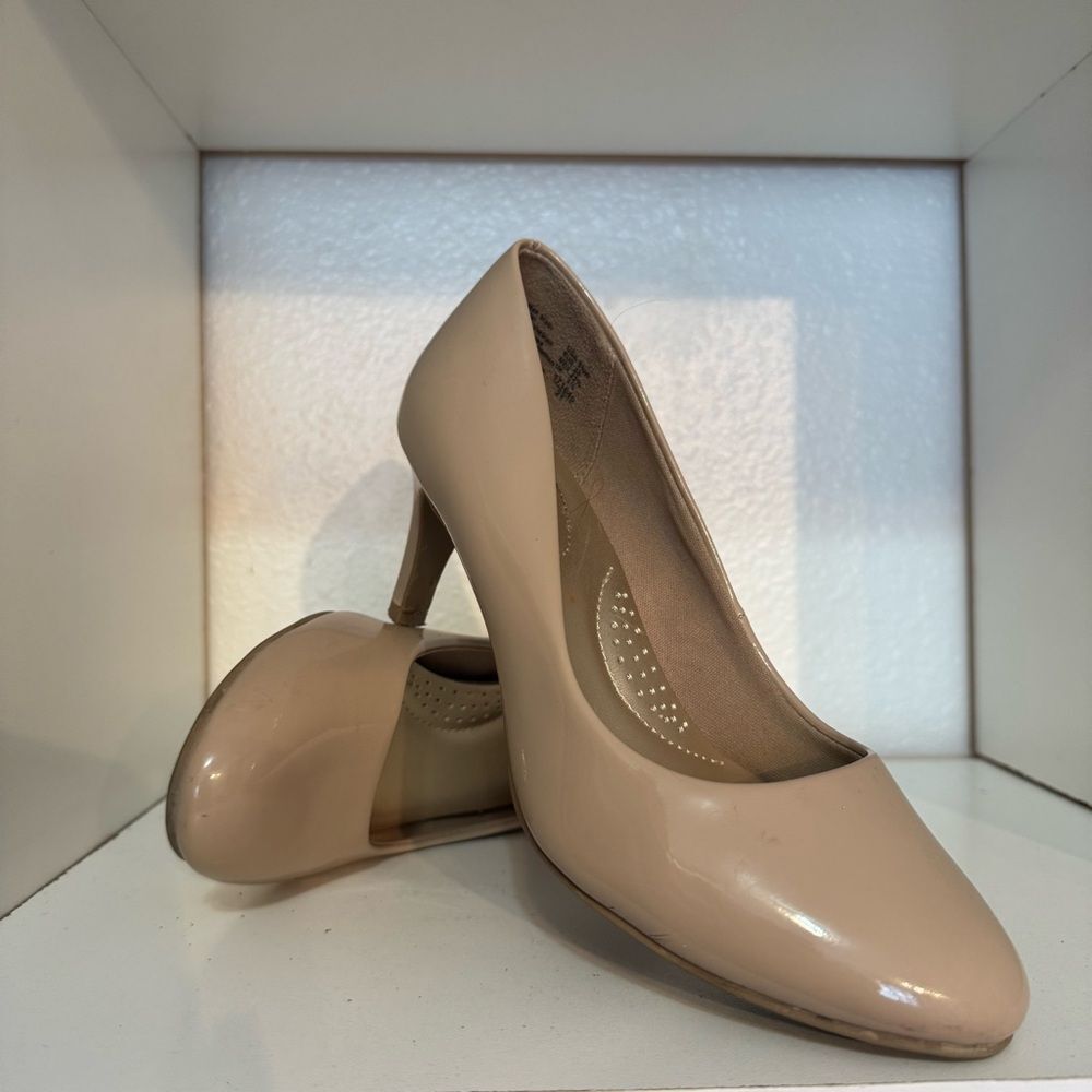 Dexflex Comfort Womens Beige Patent Leather Low Heel Pumps Minimalist Office